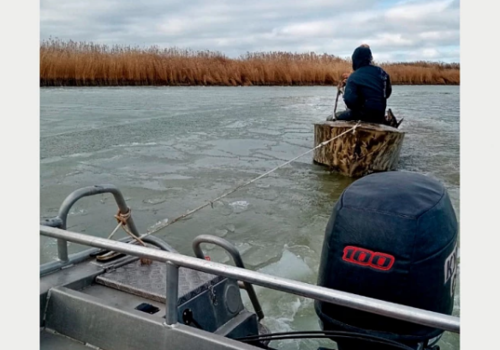В Краснодарском крае охотники застряли на лодке в обледеневшем лимане