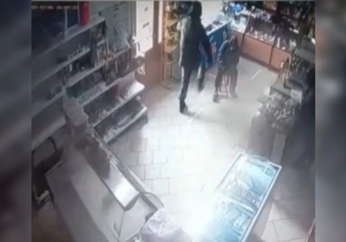 Повалил на пол, пинал ногами: на Кубани мужчина жестоко избил пенсионерку в магазине